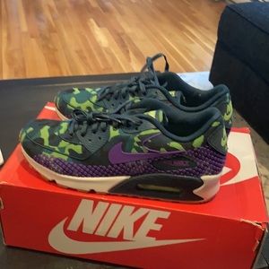 Nike Airmax women’s 8 camouflage woven green and purple new